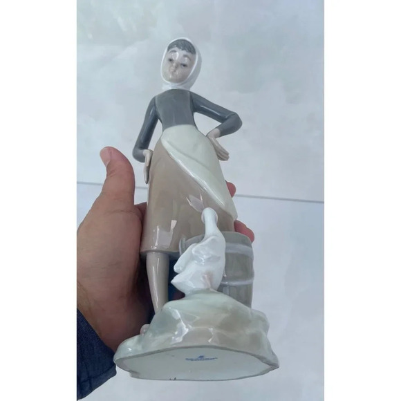 Milk Maid With Goose Lladro Vintage Figurine Girl with Milk Pail Porcelain - Picture 5 of 8